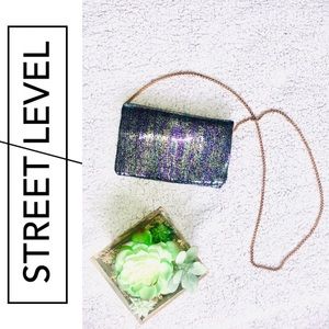 Sequence purse, three pockets, gold chain strap